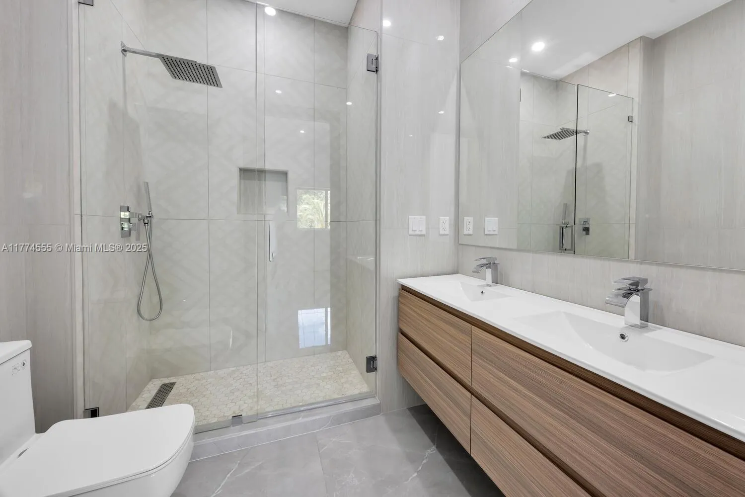 Miami, Florida 33176, United States, 4 Bedrooms Bedrooms, ,5 BathroomsBathrooms,Residential,Active,104475