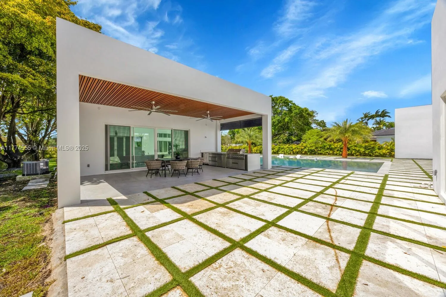 Miami, Florida 33176, United States, 4 Bedrooms Bedrooms, ,5 BathroomsBathrooms,Residential,Active,104475