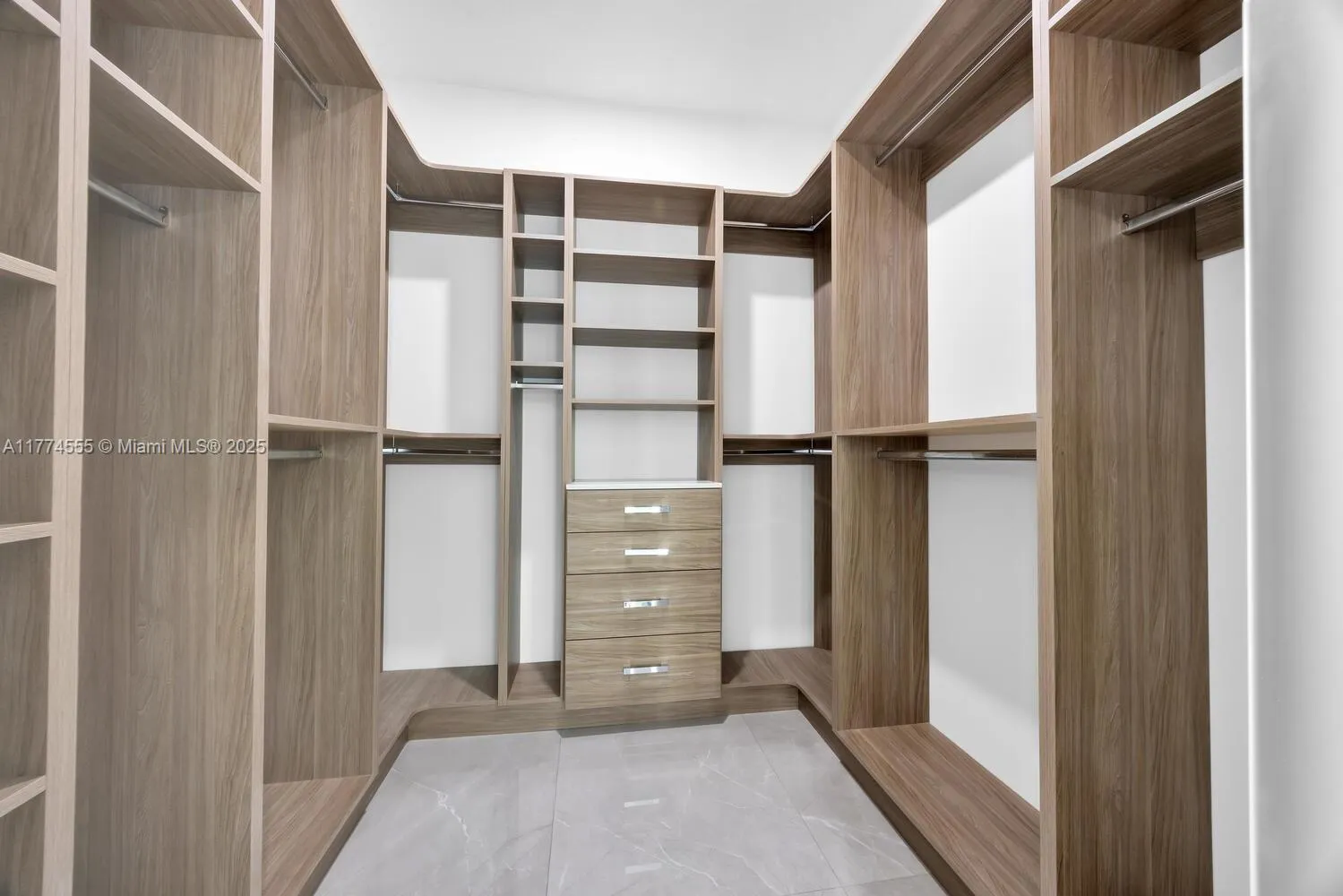 Miami, Florida 33176, United States, 4 Bedrooms Bedrooms, ,5 BathroomsBathrooms,Residential,Active,104475