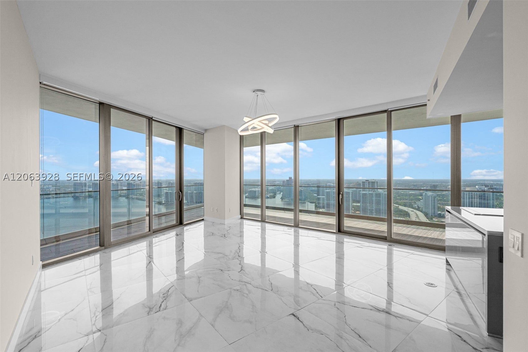 18975 Collins Ave 3605