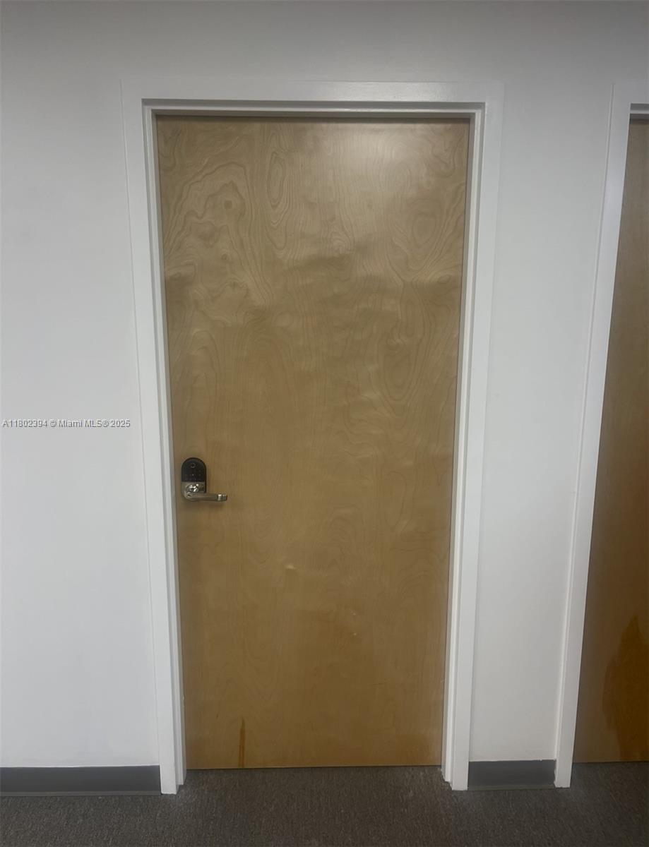 TWO OFFICES AND 1.200 SF WAREHOUSE SPACE ( NOT INCLUDE IN THE PRICE ) EACH ONE 800$ MONTH- SUB LEASE PLUS 1.200 TEXT LA