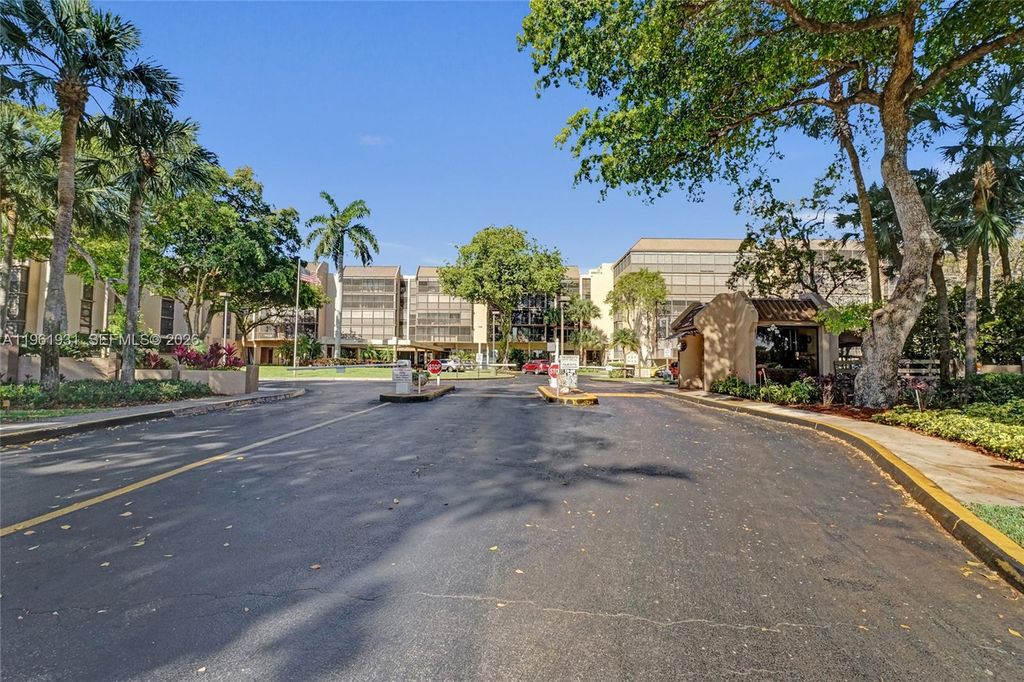 Photo of 2814 N 46th Ave #H376, Hollywood, FL 33021 (MLS # A11961931)