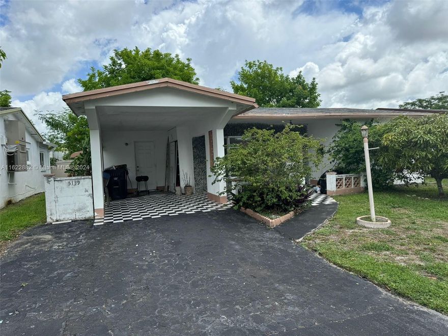 55+ COMMUNITY. SUPERB FIXER UPPER: SPACIOUS 2-BEDROOMS, 2-BATHROOMS SINGLE-FAMILY HOME. IDEAL FOR DIY PROJECT!  HUGE YARD IN QUIET NEIGHBORHOOD. FANTASTIC DEAL!! CASH ONLY!!
