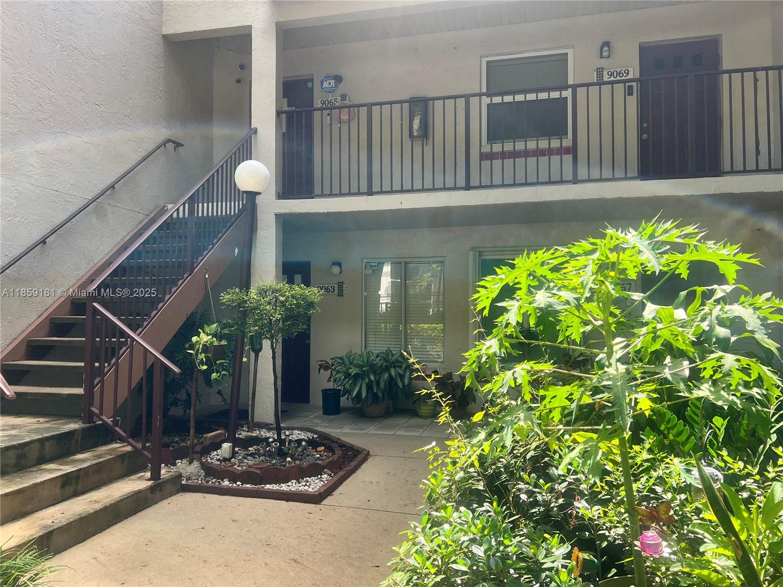 HANDYMAN SPECIAL! CASH ONLY! AS IS! 2 BEDROOMS/2 BATHROOMS LAUNDRY WITH BALCONY.