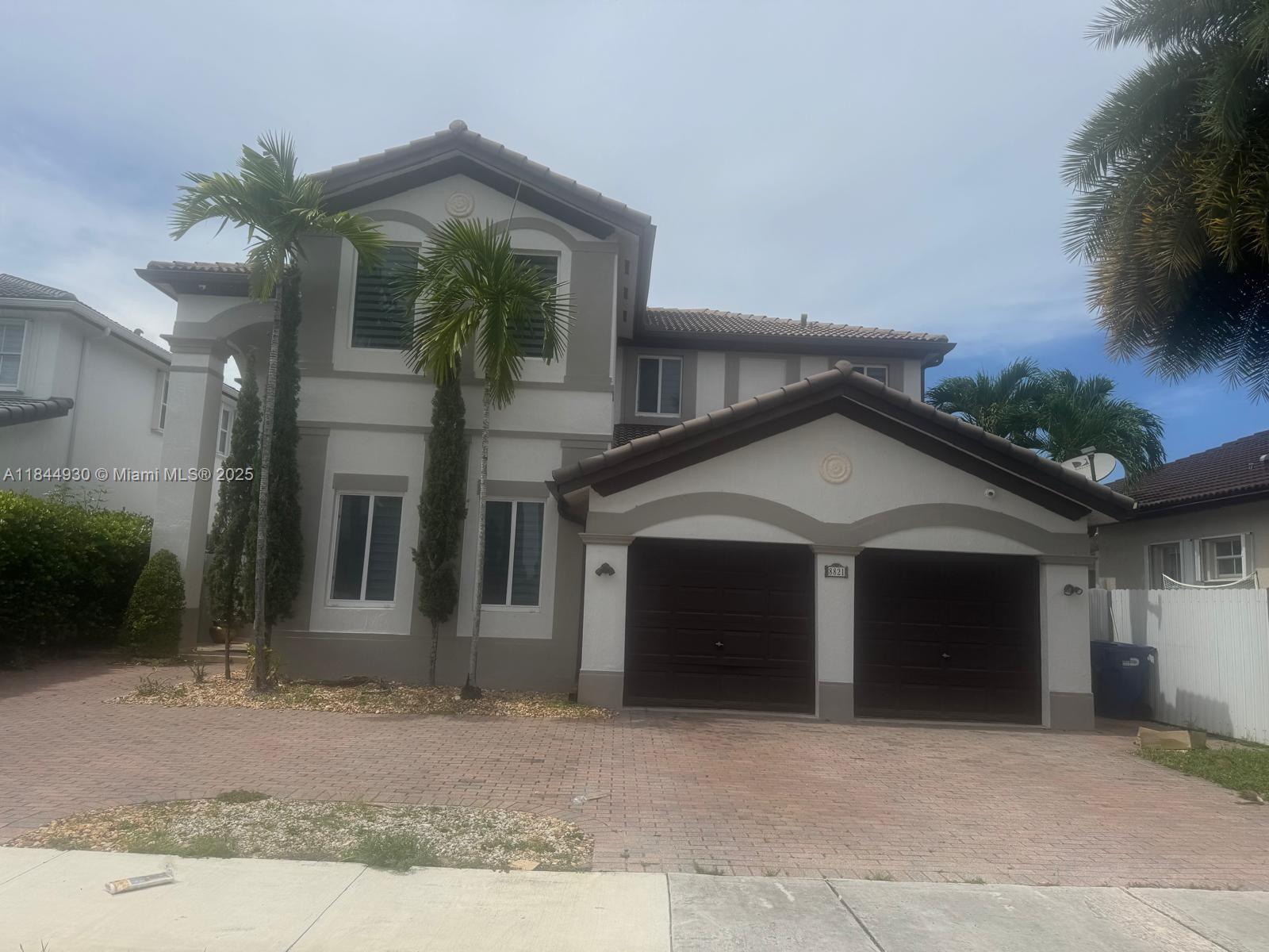 Beautiful two-story single-family home featuring a spacious two-car garage, a large terrace, and a private balcony. Enjoy outdoor living with a charming gazebo—perfect for relaxing or entertaining. Don’t miss the opportunity to make this wonderful home yours!