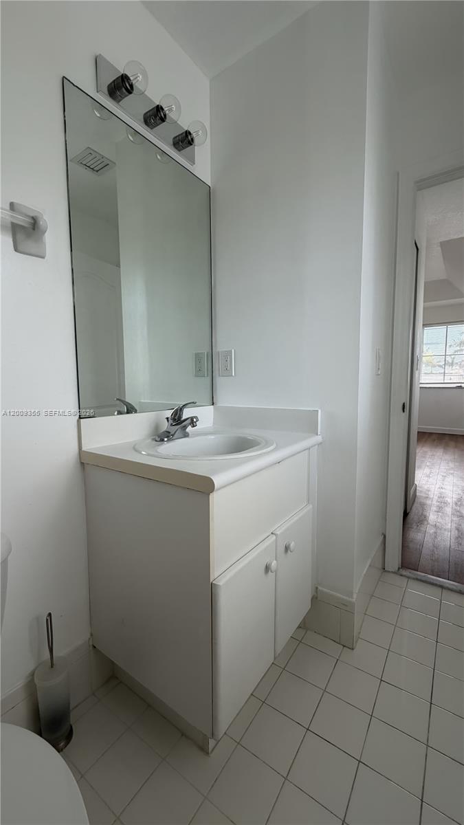 COURTYARDS FOUR CONDO - Residential