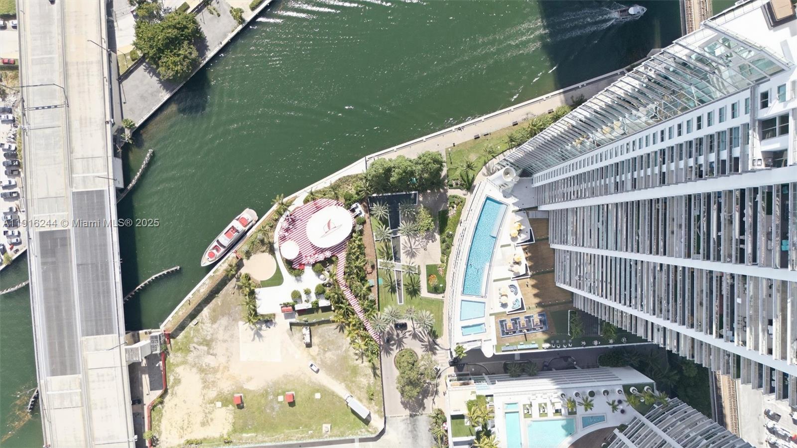 MINT CONDO - Residential