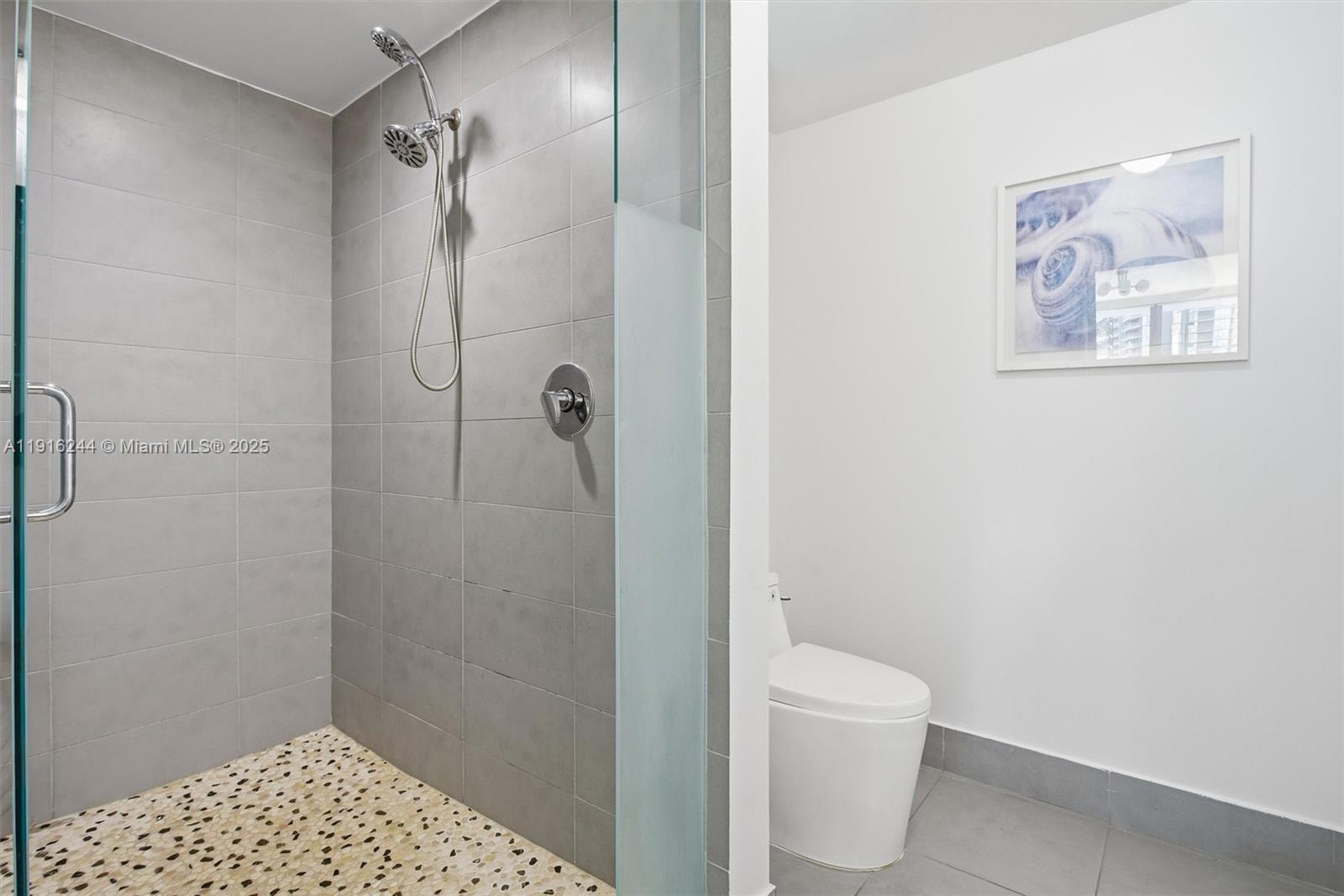 MINT CONDO - Residential