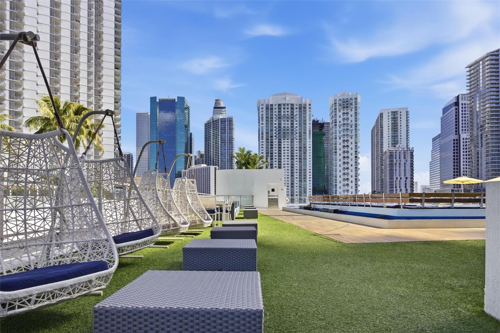 MINT CONDO - Residential