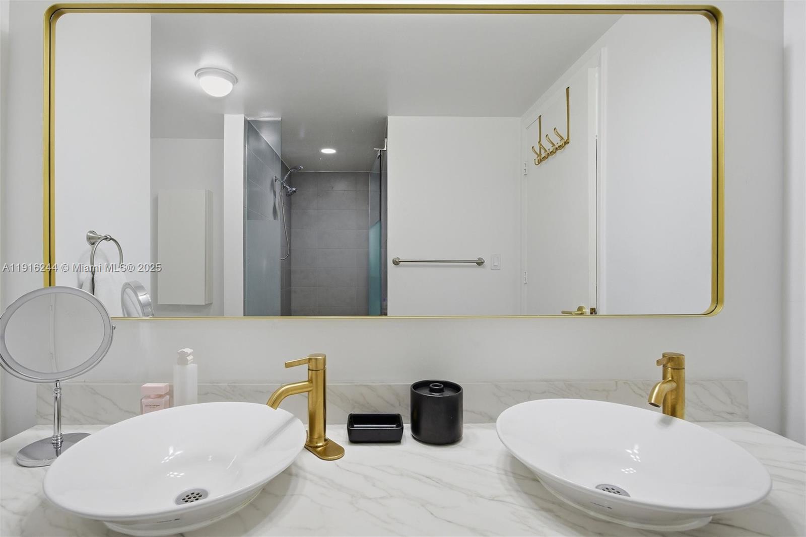 MINT CONDO - Residential