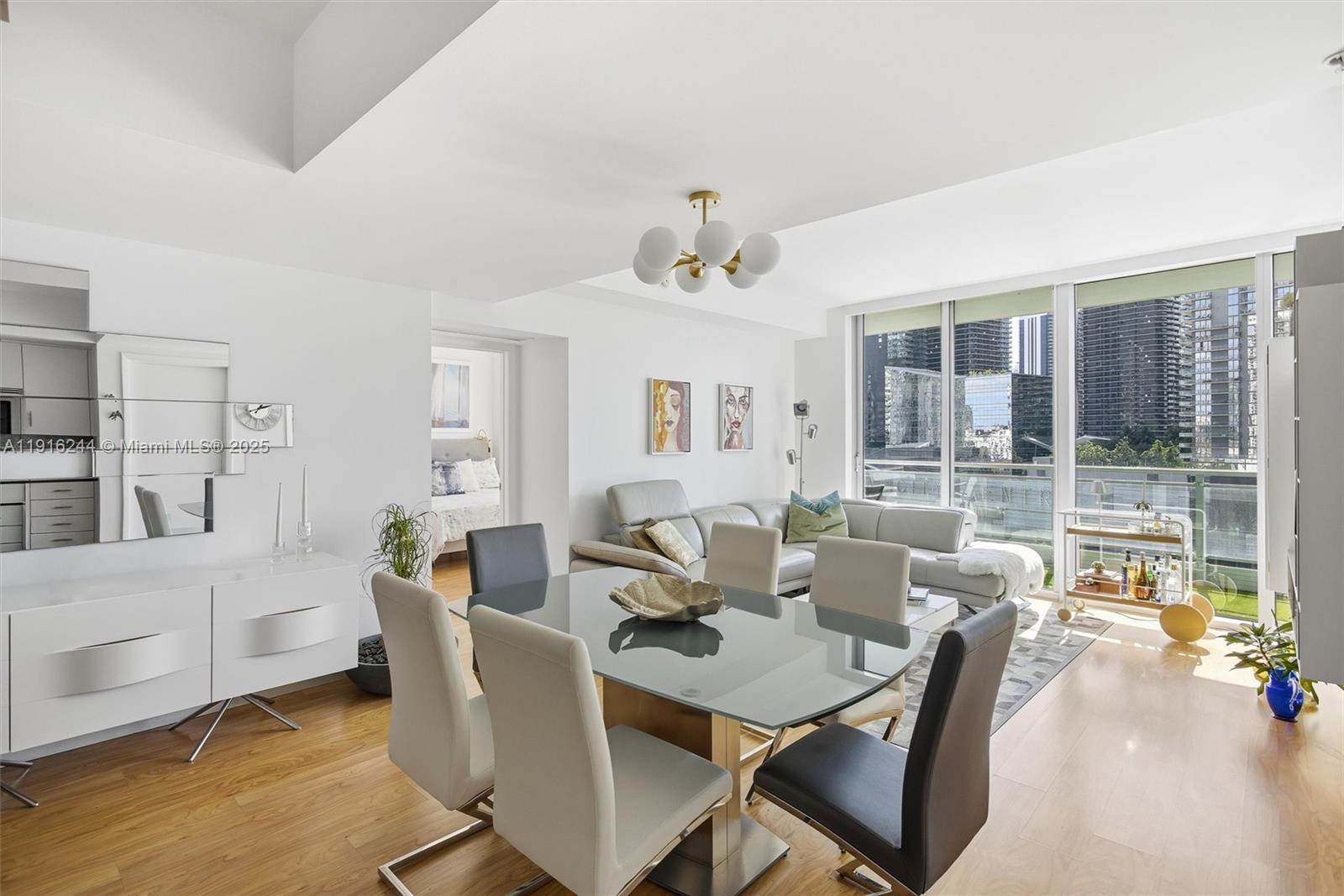 MINT CONDO - Residential