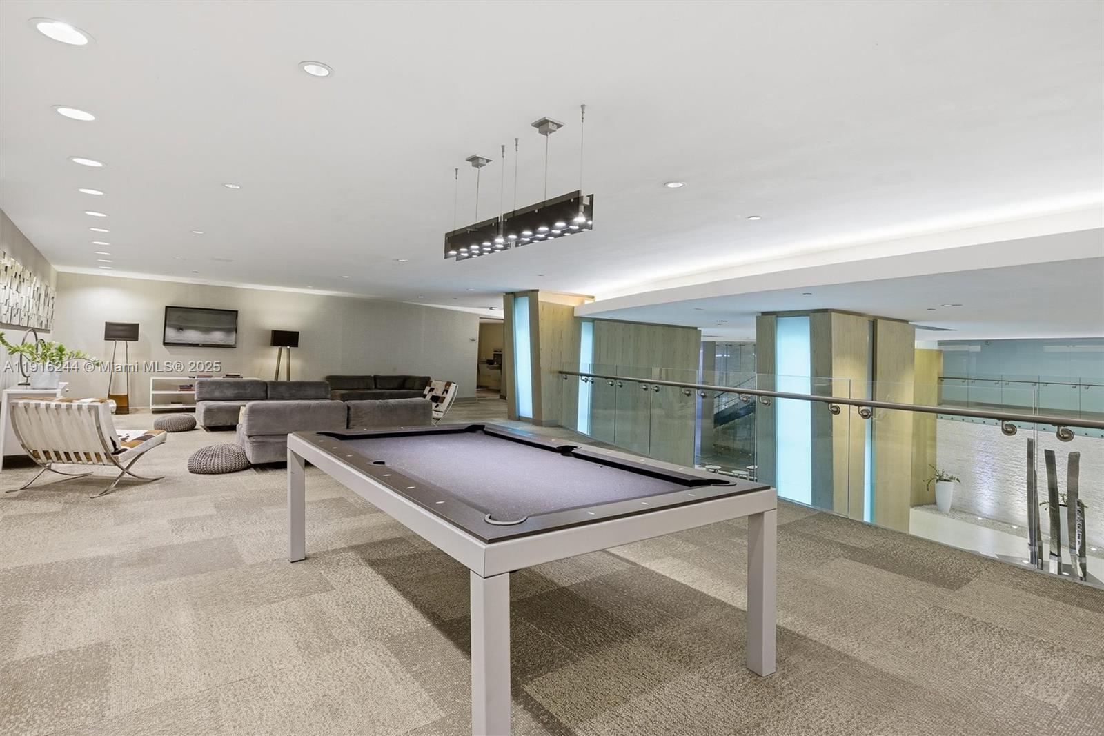 MINT CONDO - Residential