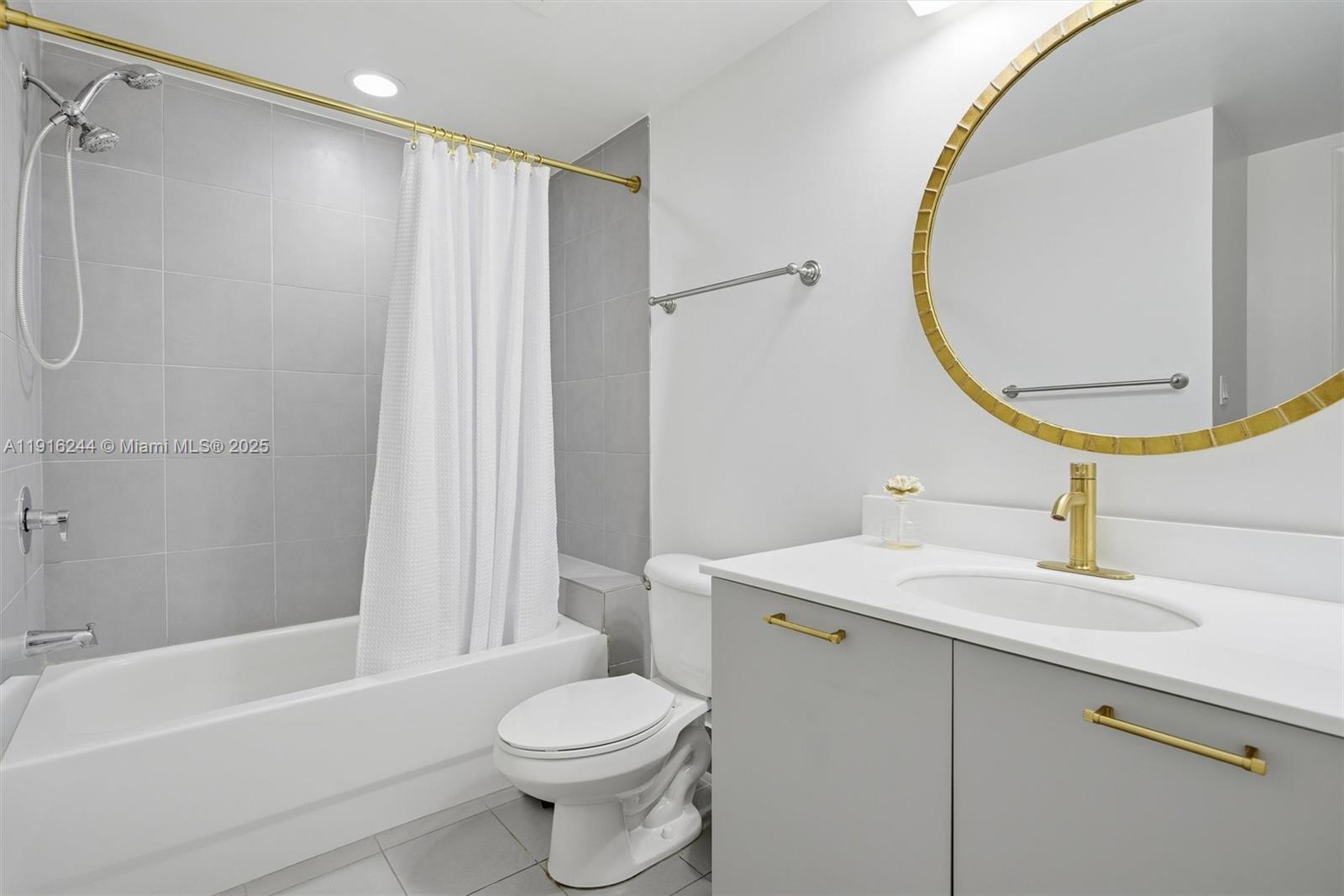 MINT CONDO - Residential