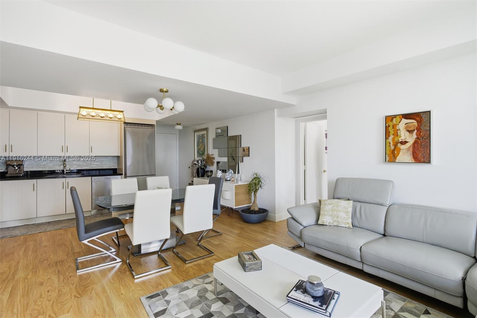 MINT CONDO - Residential