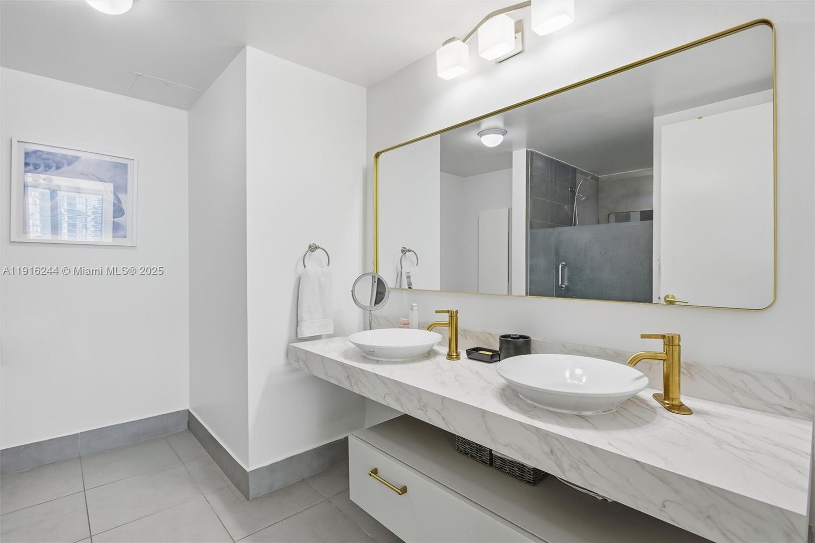 MINT CONDO - Residential