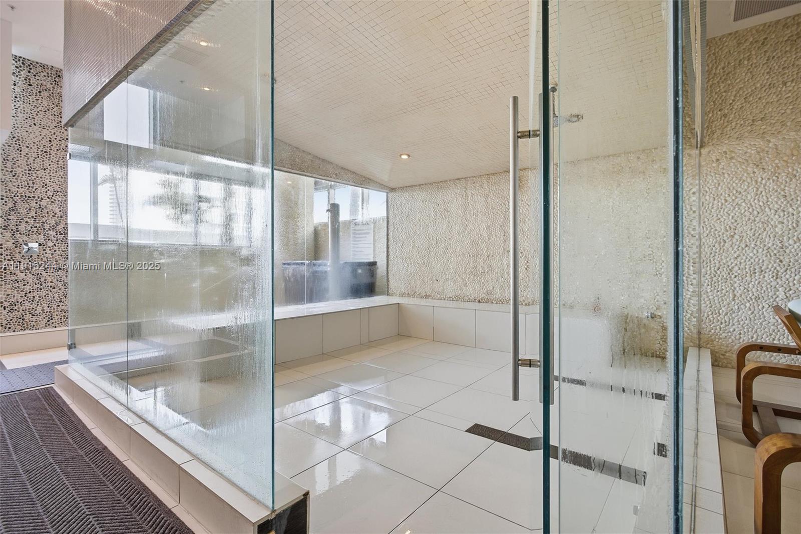 MINT CONDO - Residential