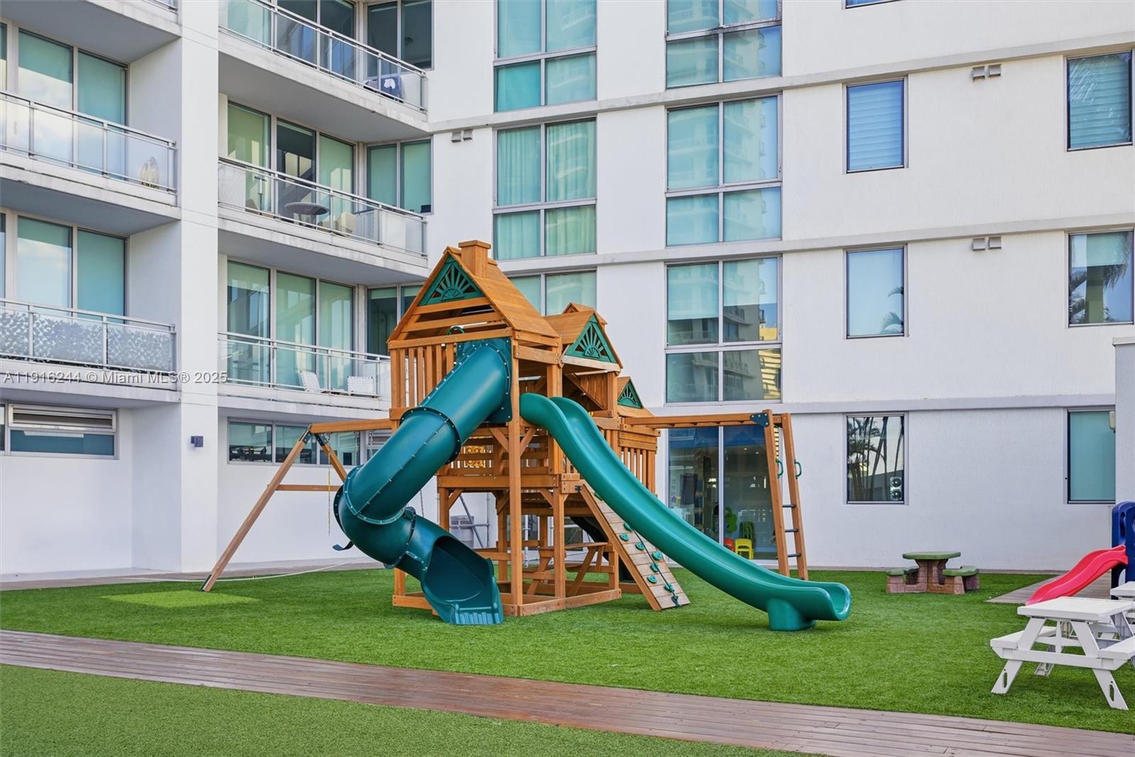 MINT CONDO - Residential