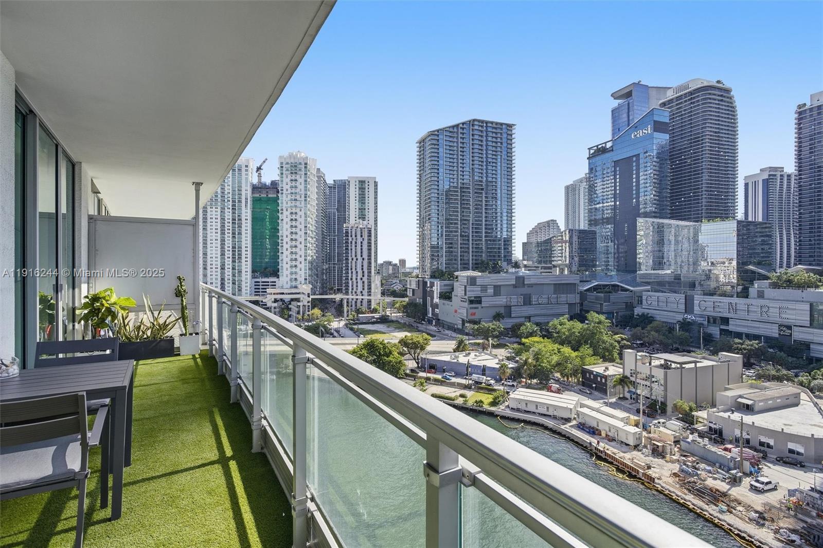 MINT CONDO - Residential