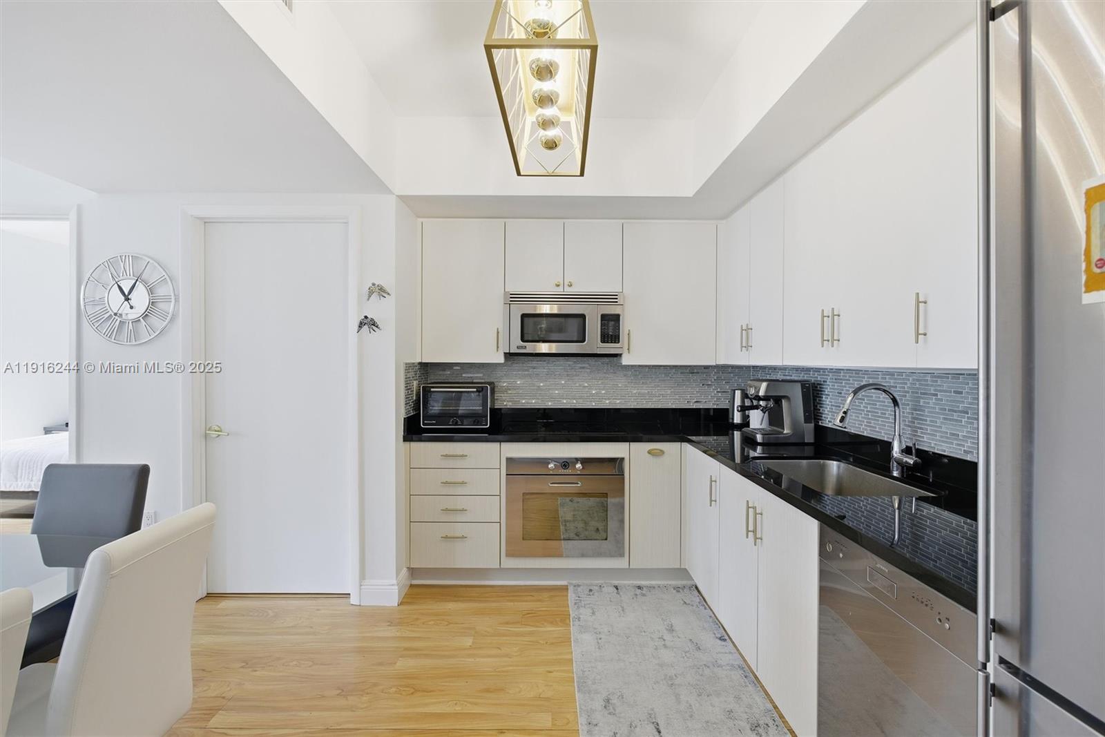 MINT CONDO - Residential