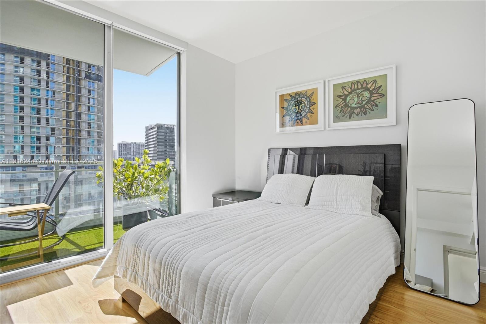 MINT CONDO - Residential