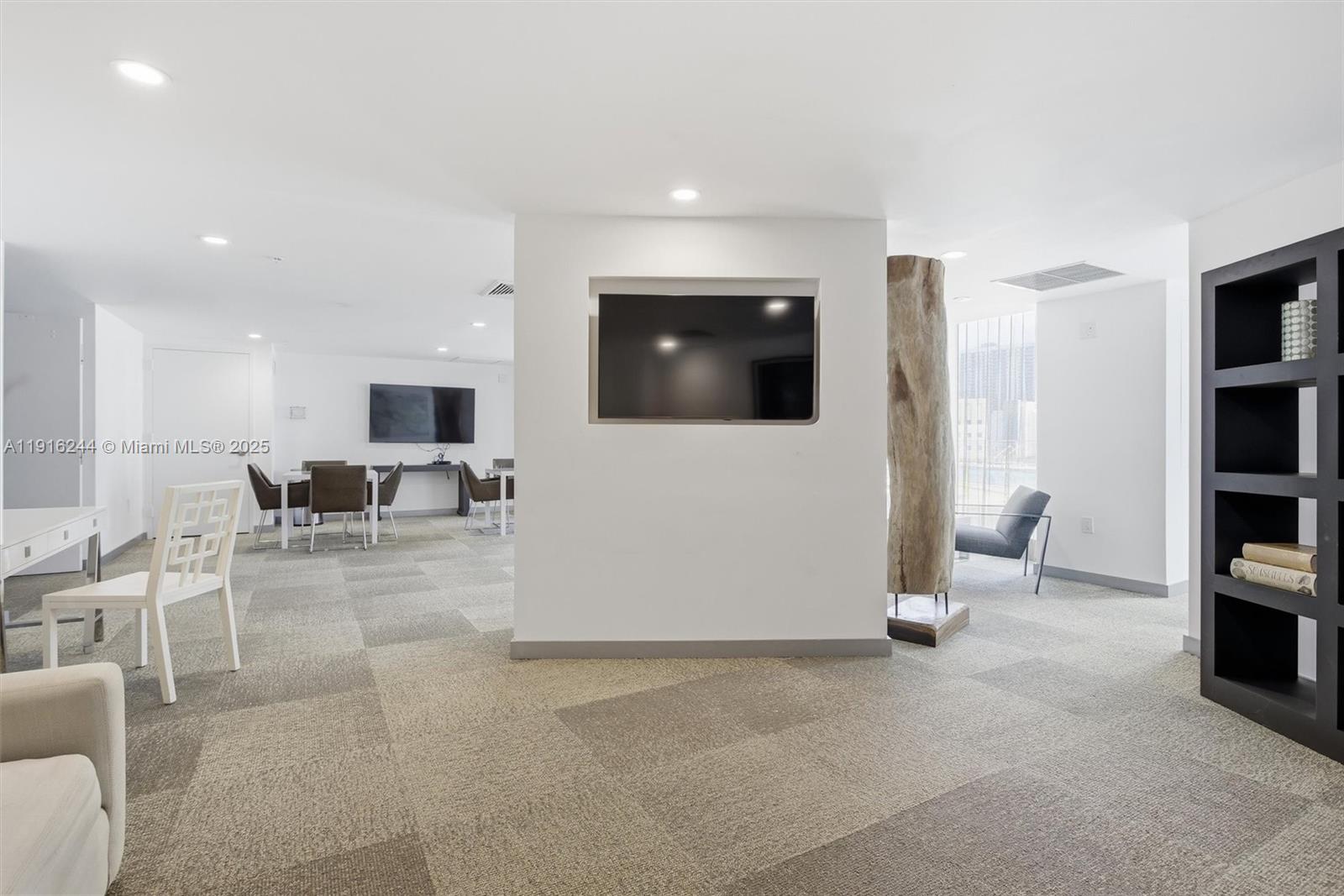 MINT CONDO - Residential