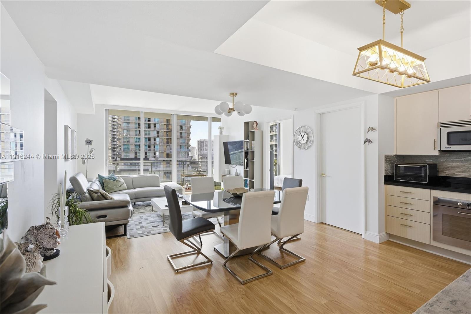 MINT CONDO - Residential