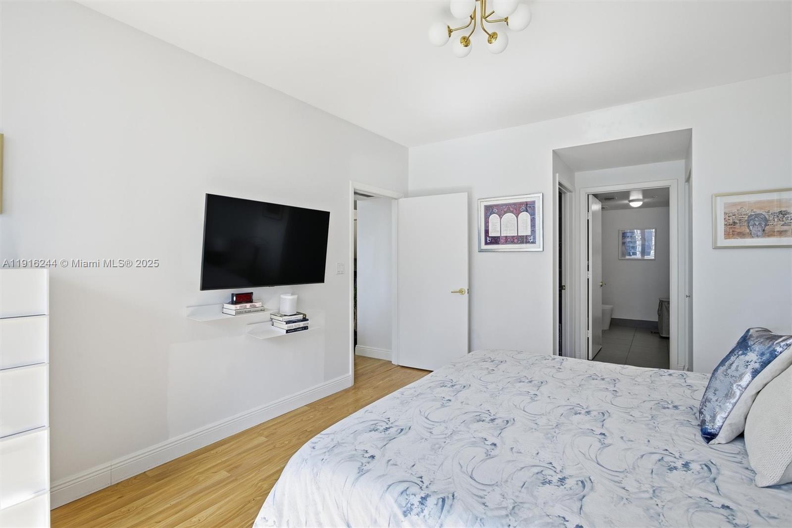 MINT CONDO - Residential