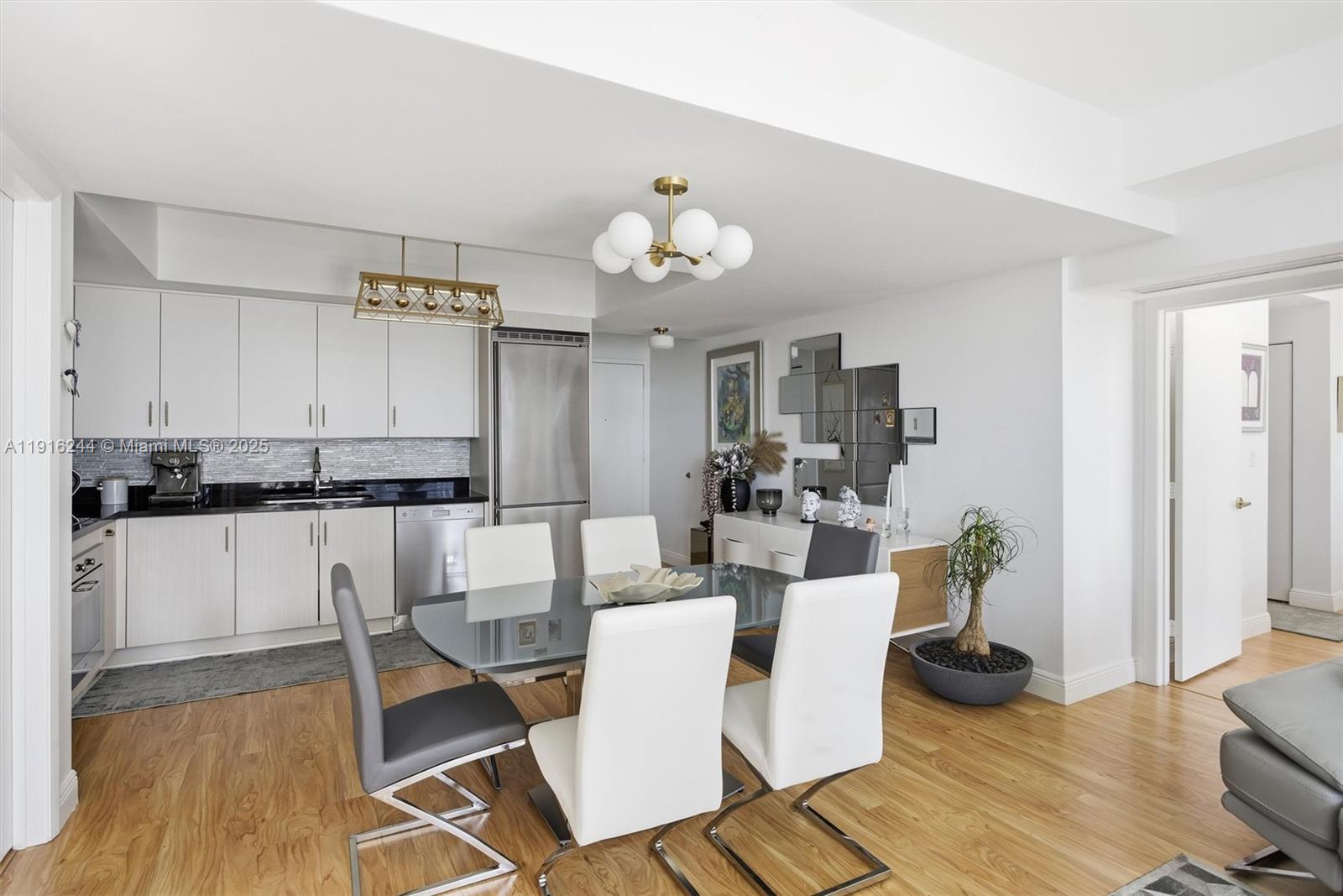 MINT CONDO - Residential