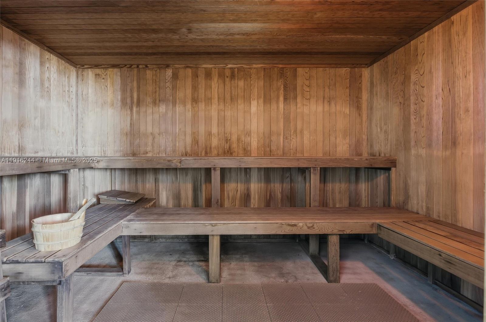 MINT CONDO - Residential