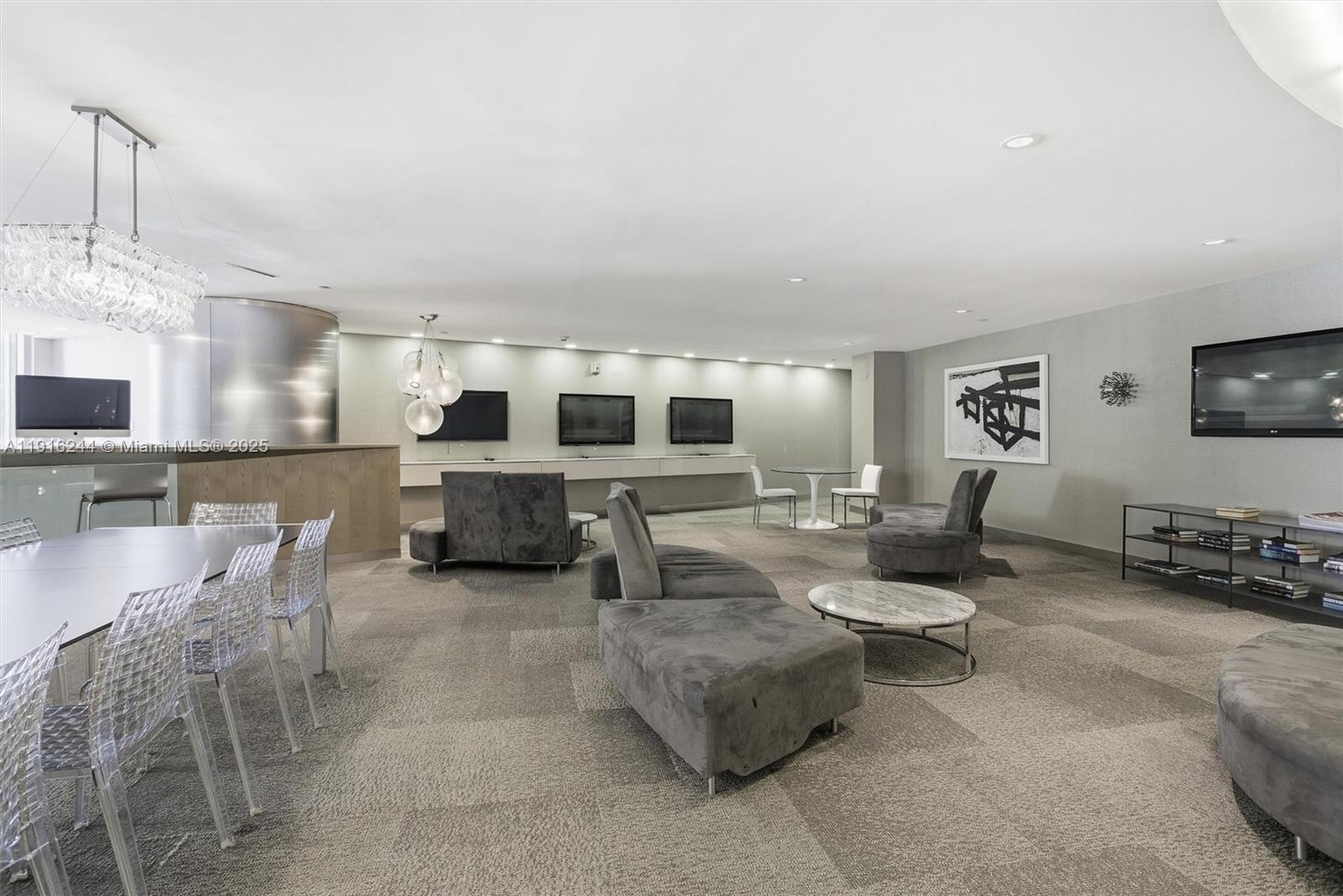 MINT CONDO - Residential