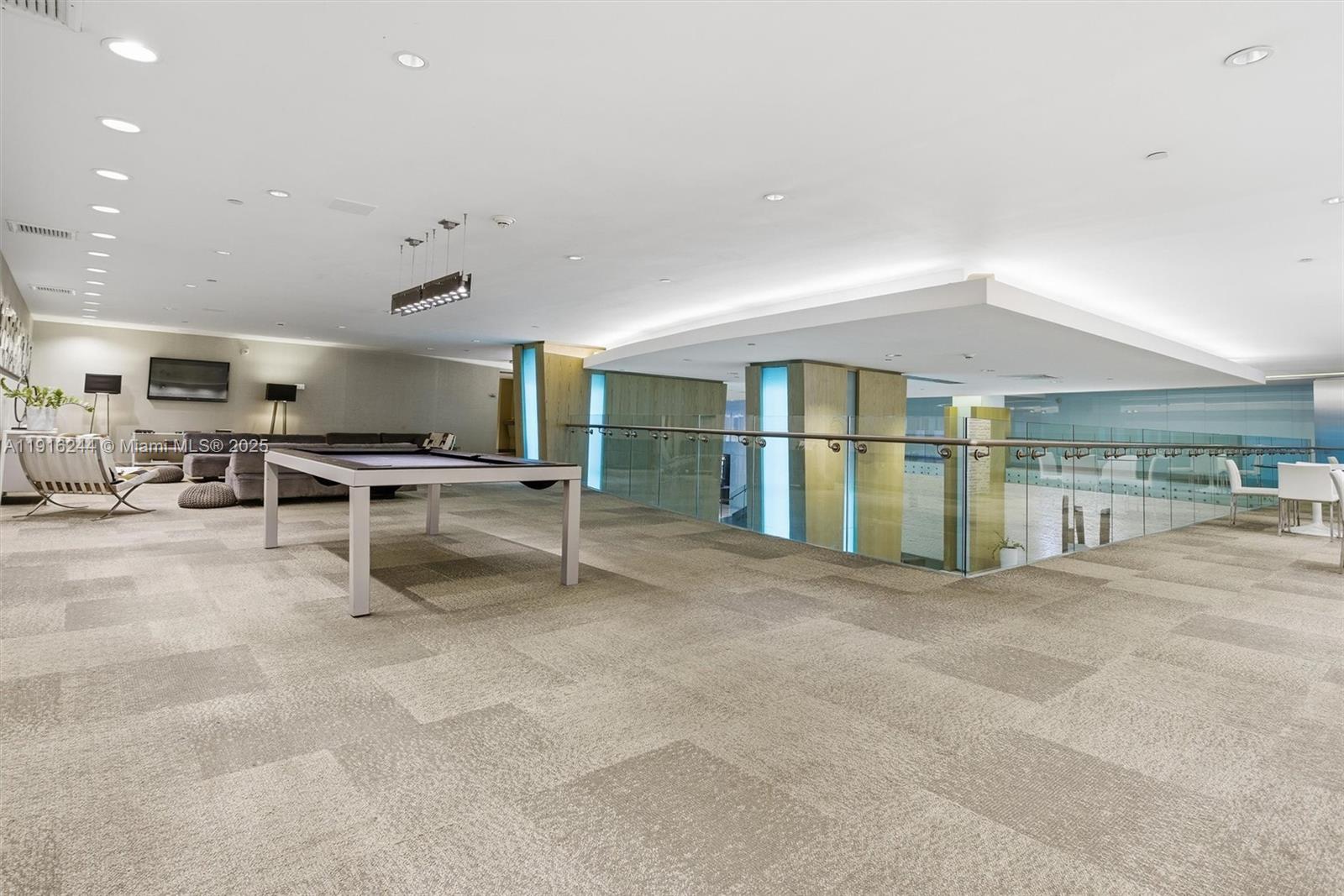 MINT CONDO - Residential