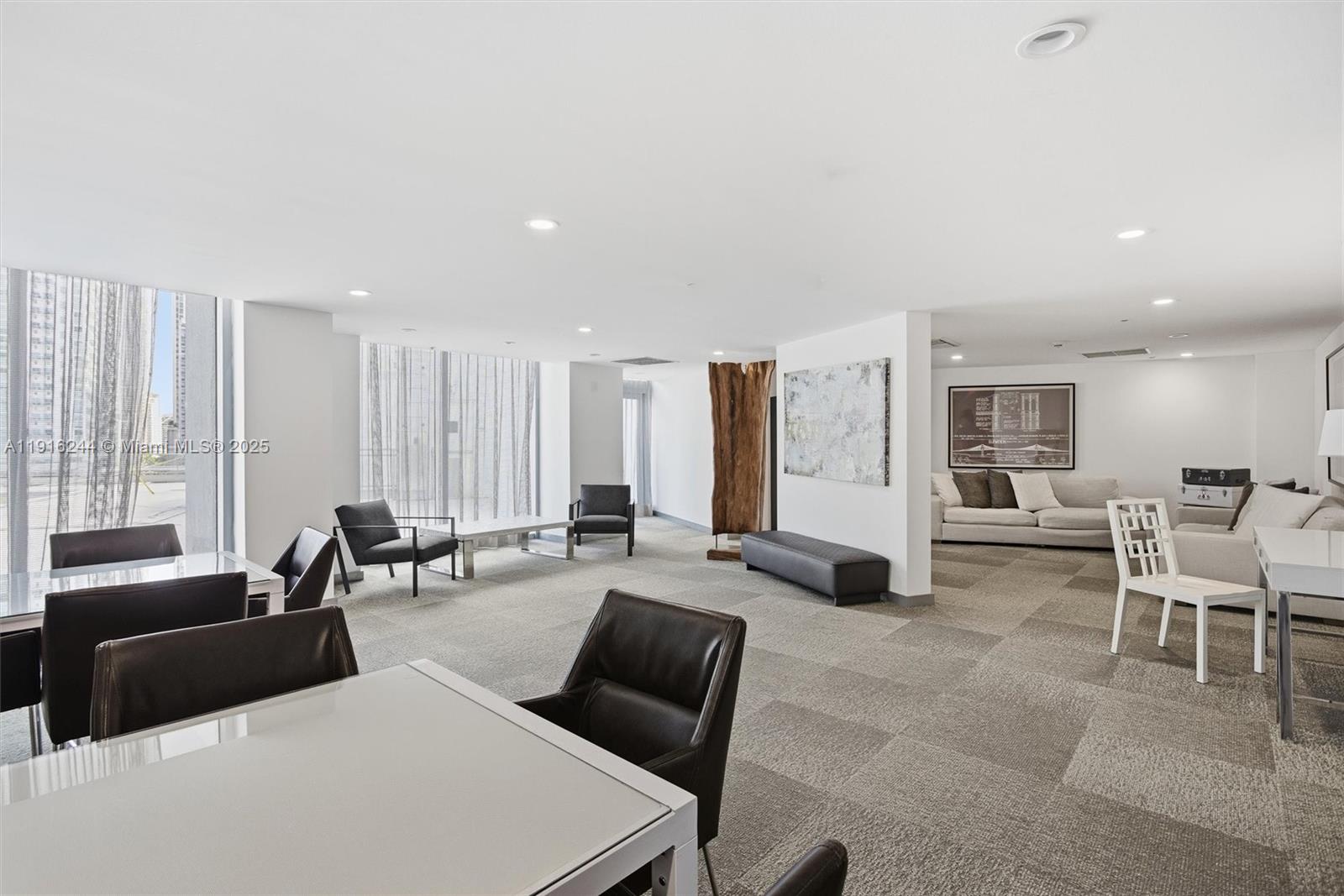 MINT CONDO - Residential