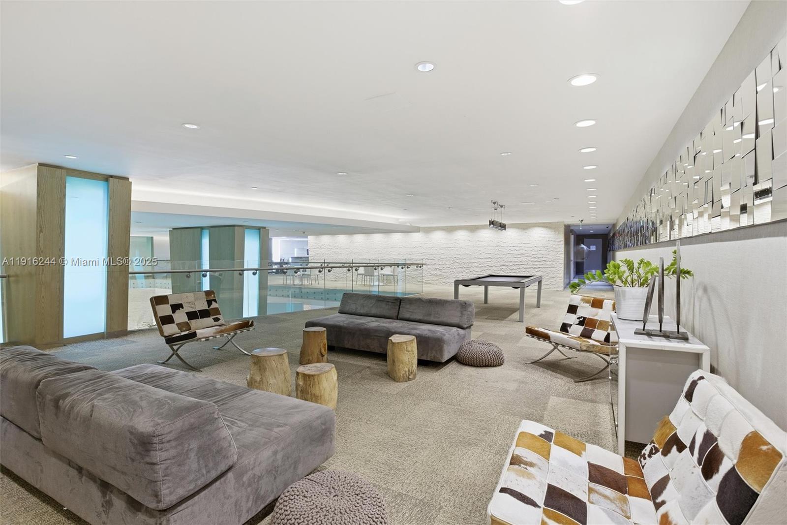 MINT CONDO - Residential