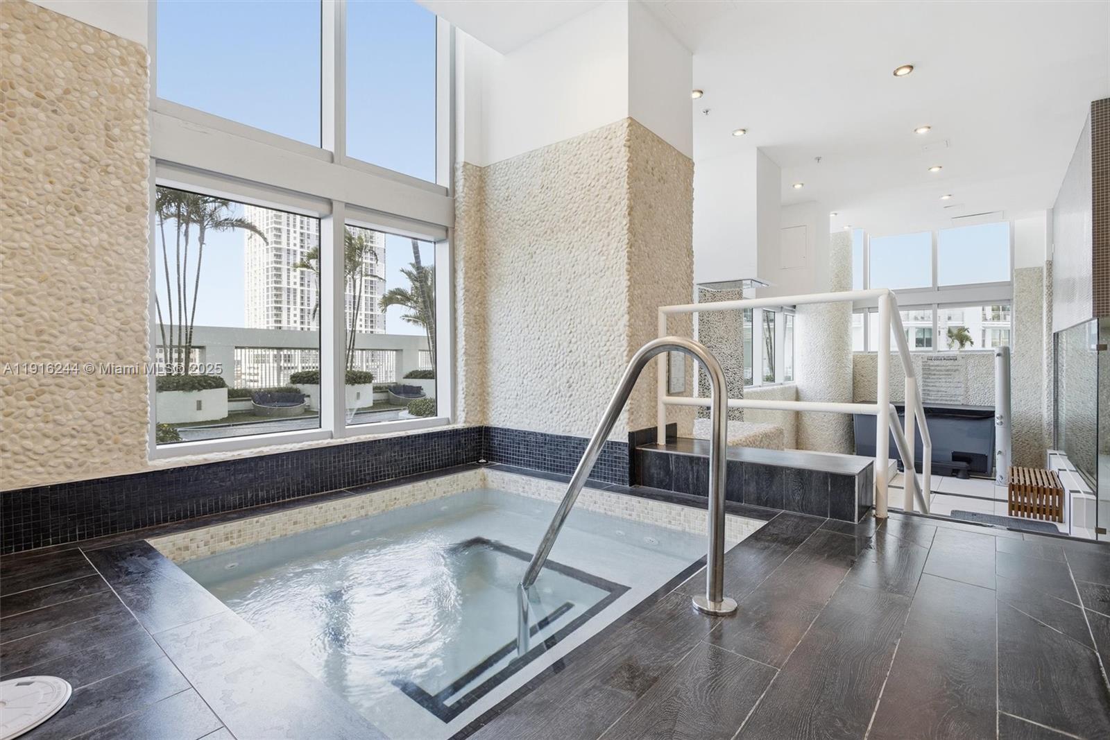 MINT CONDO - Residential