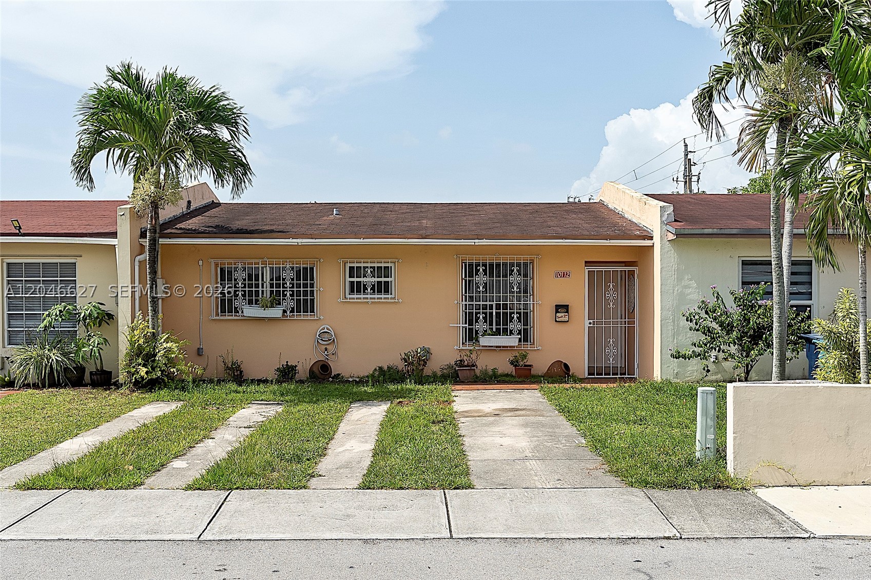 Photo 1 of 32 — 10112 SW 23rd St, Miami, FL 33165