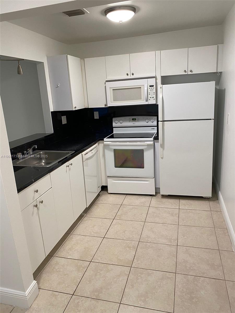 HOLLYWOOD LITTLE RANCHES - Residential Lease