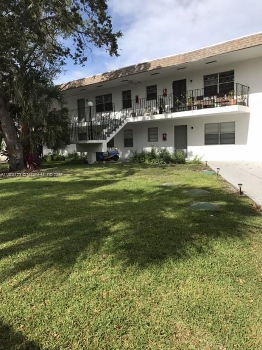 SPACIOUS 1/1 IN THE HEART OF HOLLYWOOD, CENTRALLY LOCATED EAST OF I-95 AND WALKING DISTANCE TO
COMMERCE. UNIT HAS PLENTY OF SPACE FOR DINING AND LIVING AREA SEPARATELY AND FULLY EQUIPPED WITH
CENTRAL AIR CONDITIONER, CEILING FANS AND BLINDS THROUGHOUT. COMPLETE KITCHEN WITH ALL APPLIANCES. QUIET, WELL KEPT COMMUNITY IN A SAFE NEIGHBORHOOD. LAUNDRY ROOM AND BBQ AREA ON SITE. ONE ASSIGNED PARKING SPOT. RAPID APPROVAL