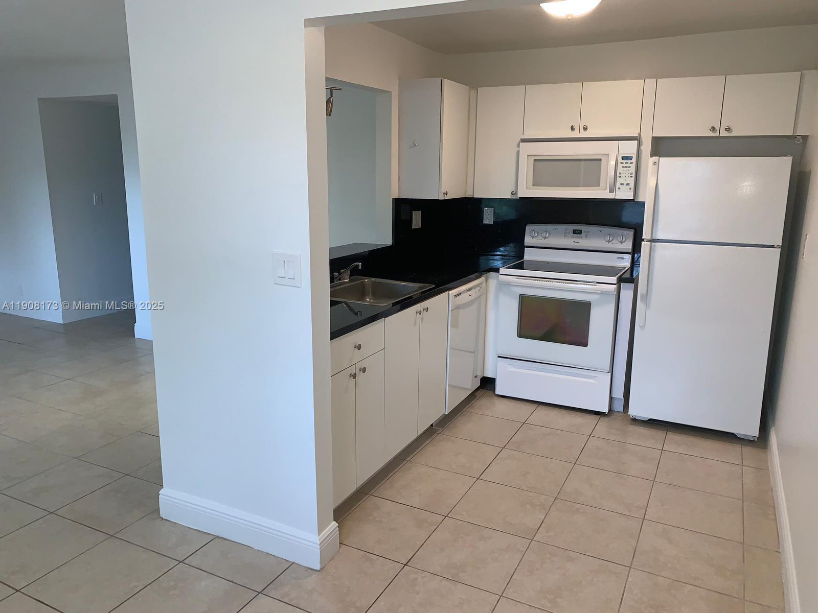 HOLLYWOOD LITTLE RANCHES - Residential Lease