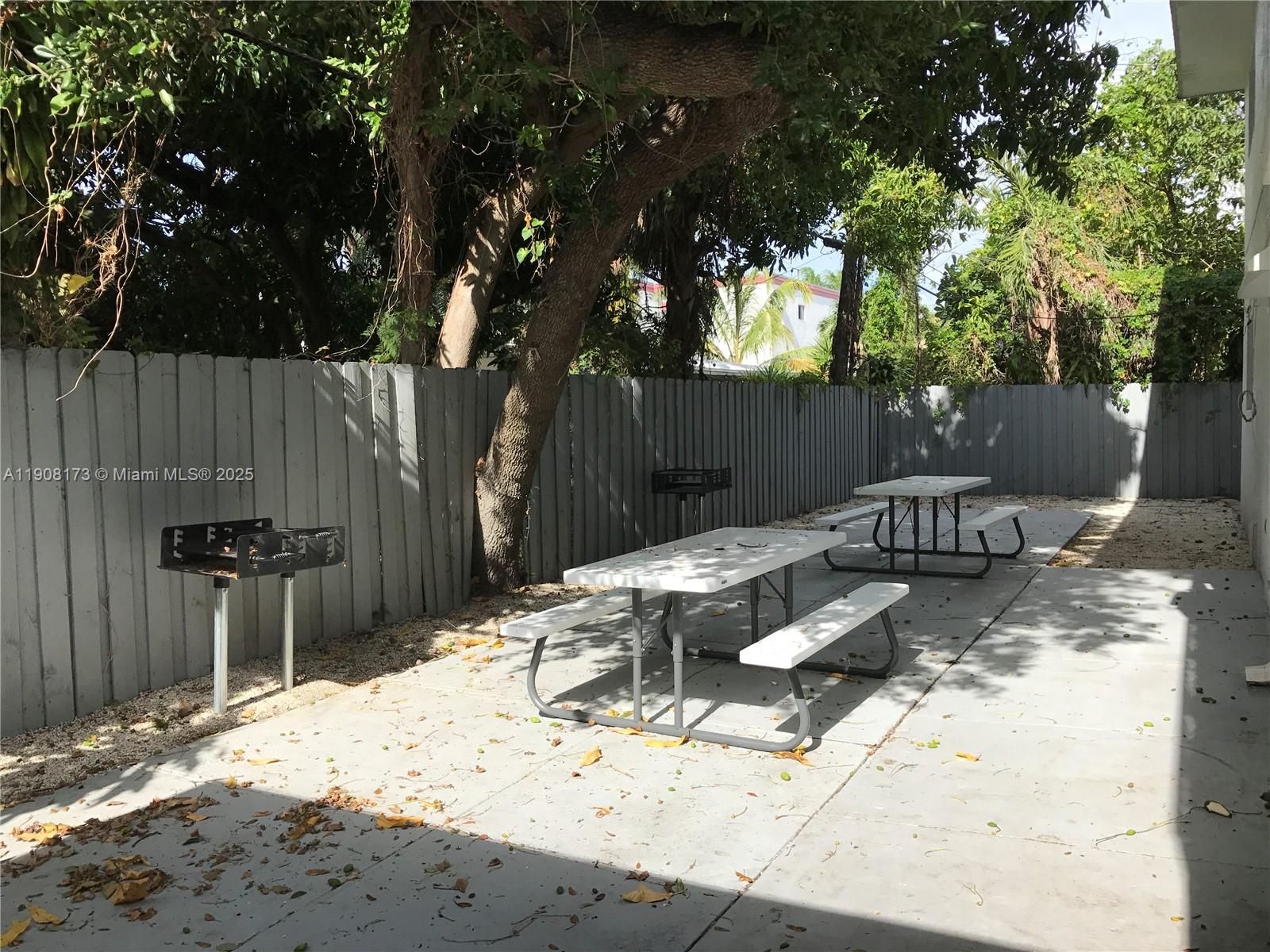 HOLLYWOOD LITTLE RANCHES - Residential Lease