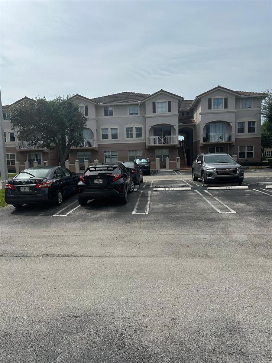 This spacious 3-bedroom, 2.5-bathroom condo is designed for comfort and convenience. It features plenty of closet space for storage, an in-unit washer and dryer, and a private balcony for outdoor relaxation. The complex offers great amenities, including a pool and ample visitor parking. Located near major expressways and just minutes from FIU, this condo provides easy access to shopping, dining, and more, making it perfect for a convenient and relaxed lifestyle!