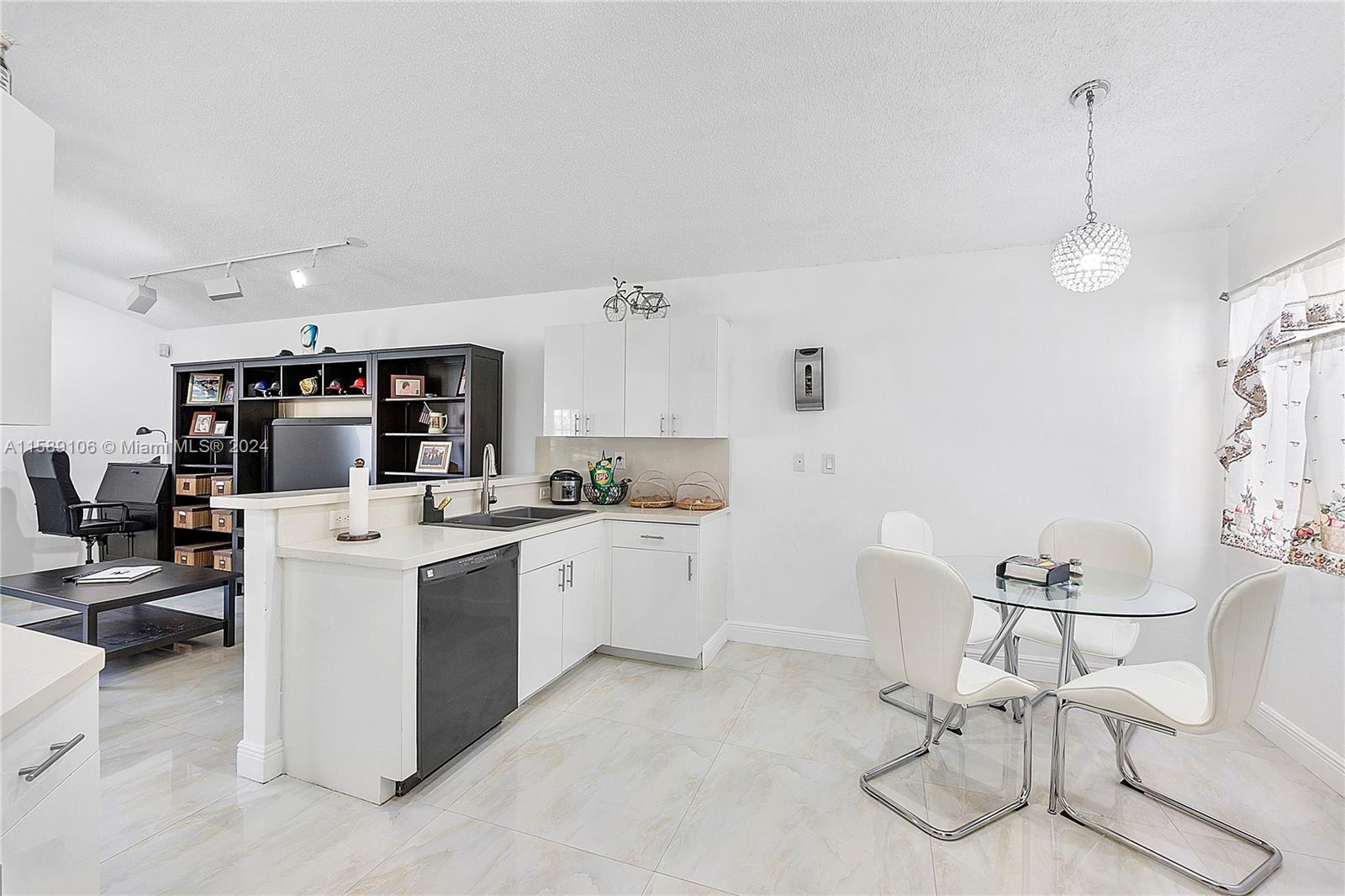 PEMBROKE LAKES SOUTH - Residential