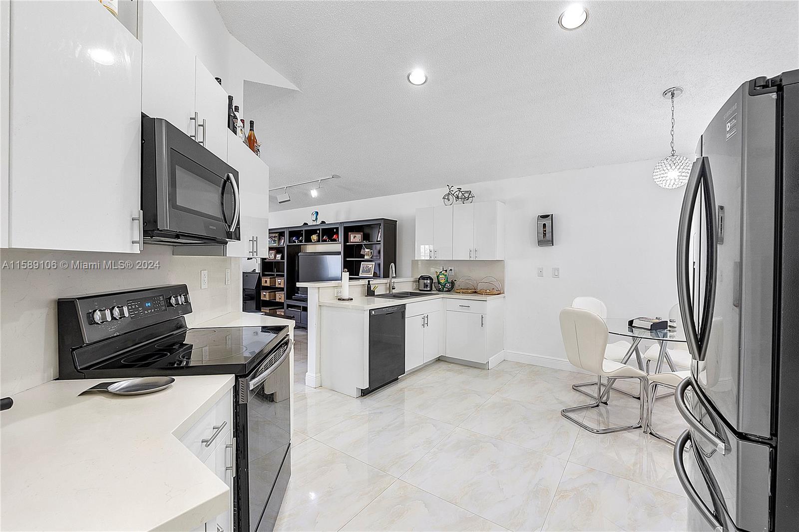 PEMBROKE LAKES SOUTH - Residential