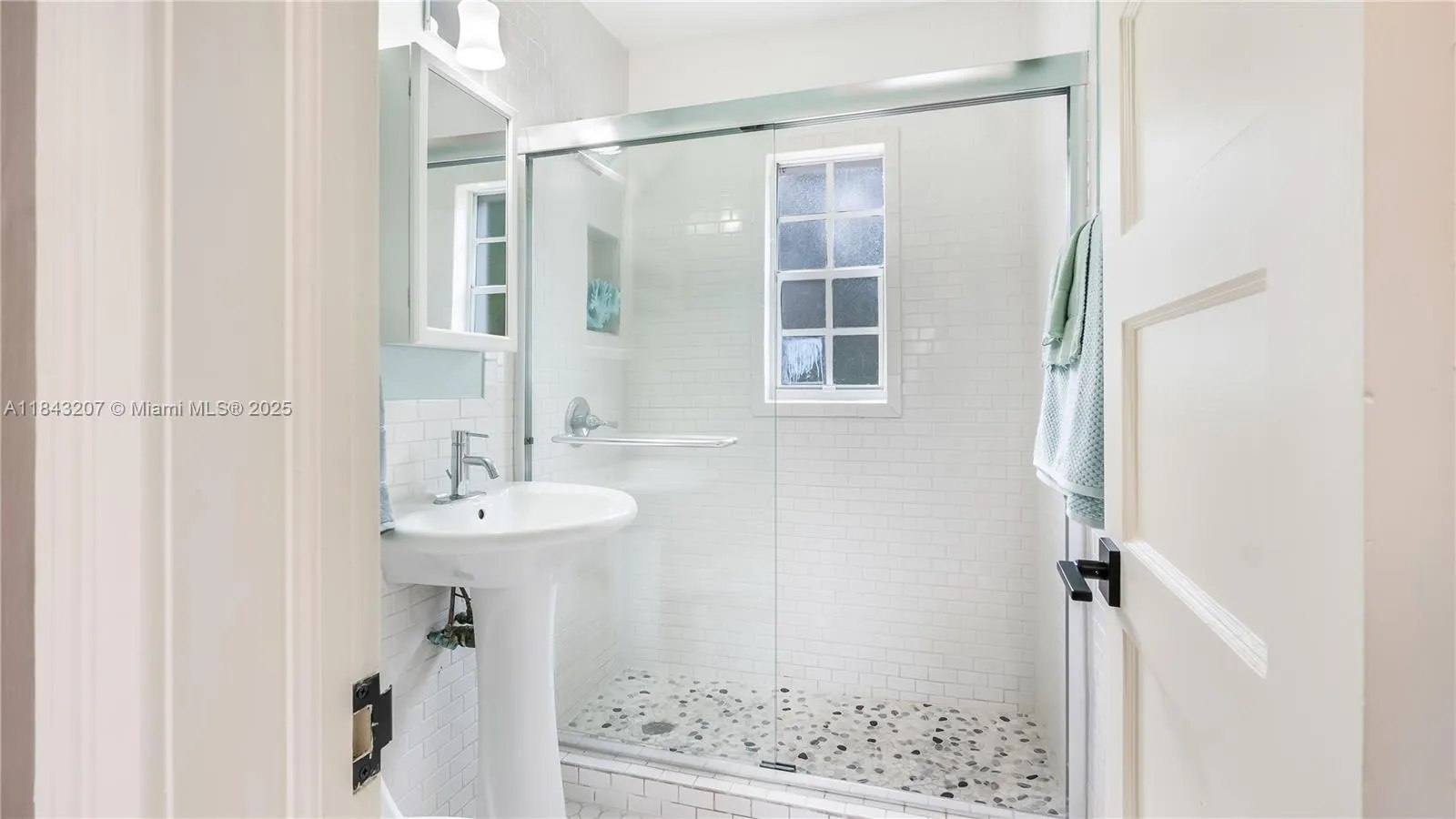 Coral Gables, Florida 33134, United States, 3 Bedrooms Bedrooms, ,1 BathroomBathrooms,Residential,Active,174020