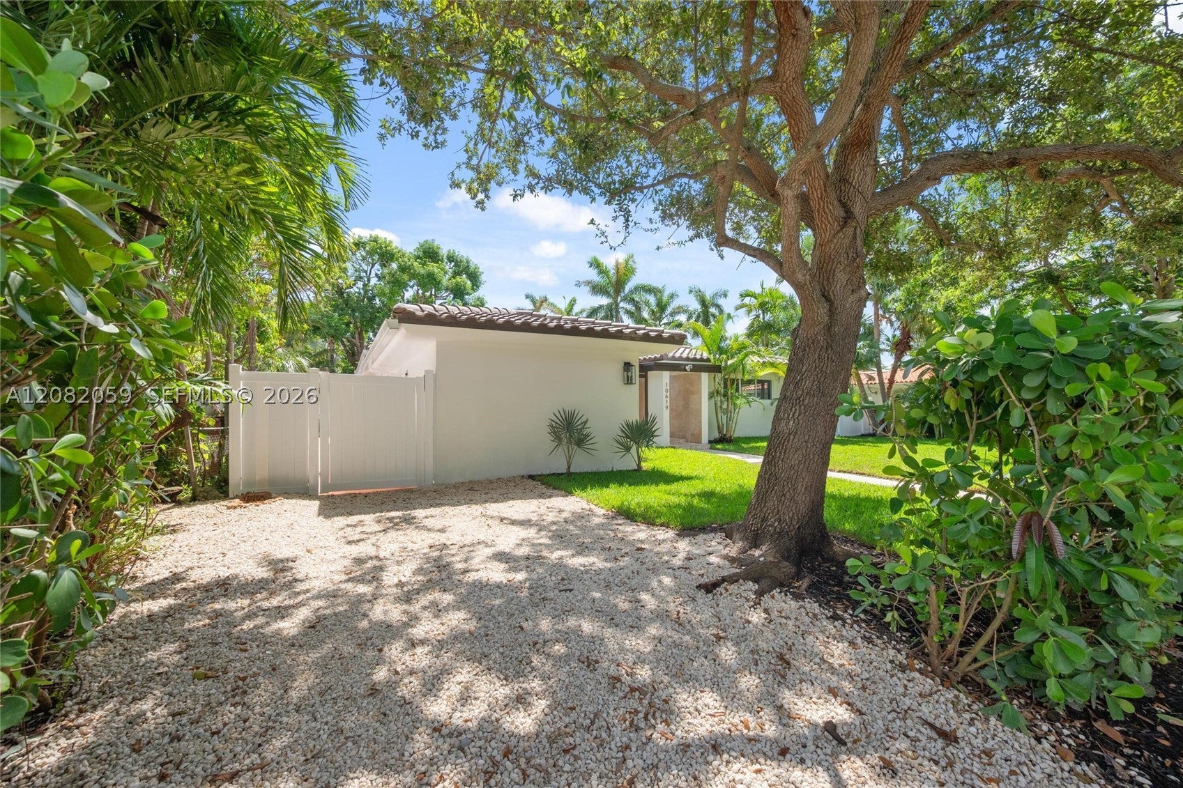10619 NE 10th Pl, Miami Shores, FL, 33138/$2,290,000 2 10619 NE 10th Pl