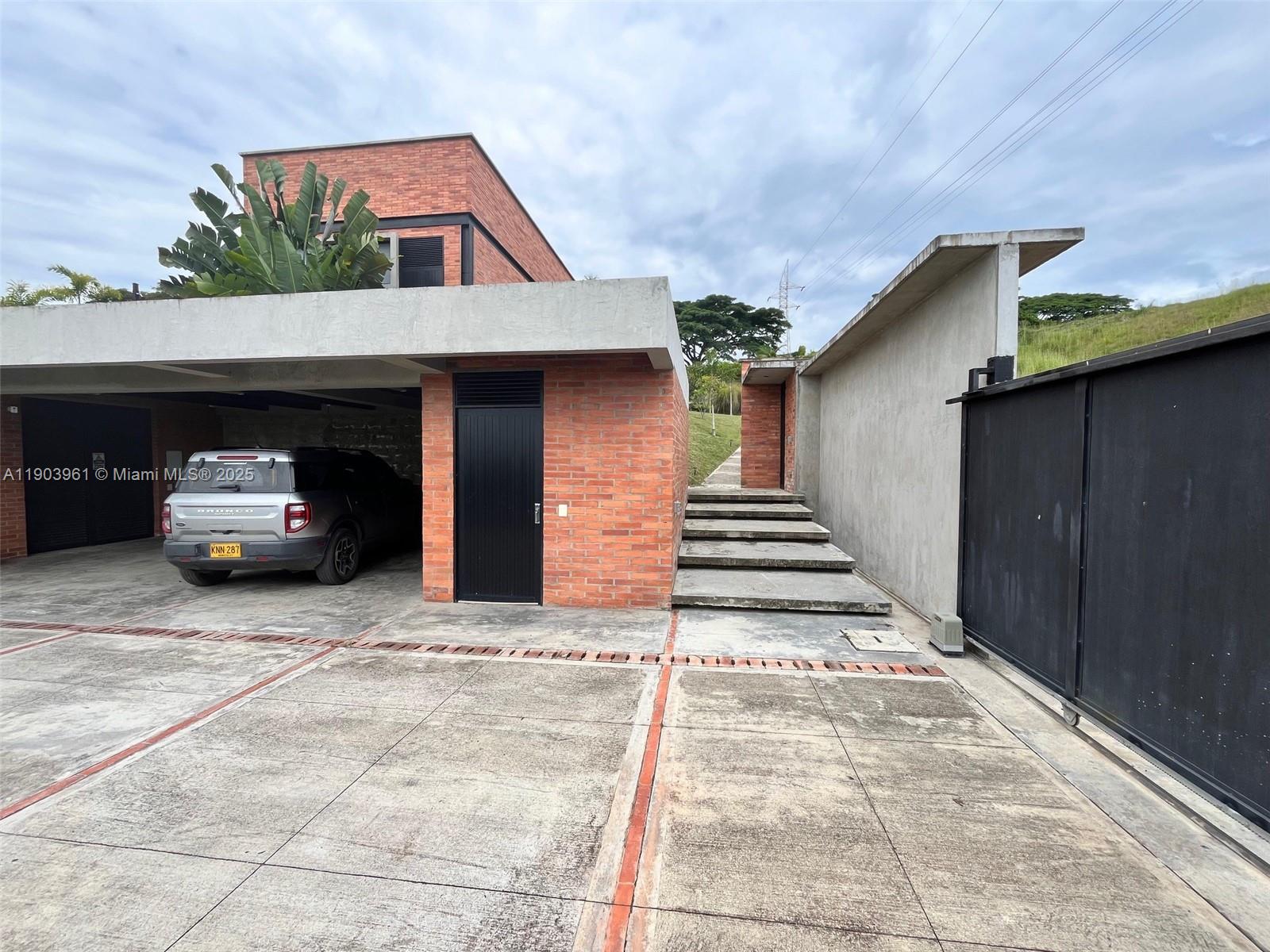 Via Cerritos Pereira