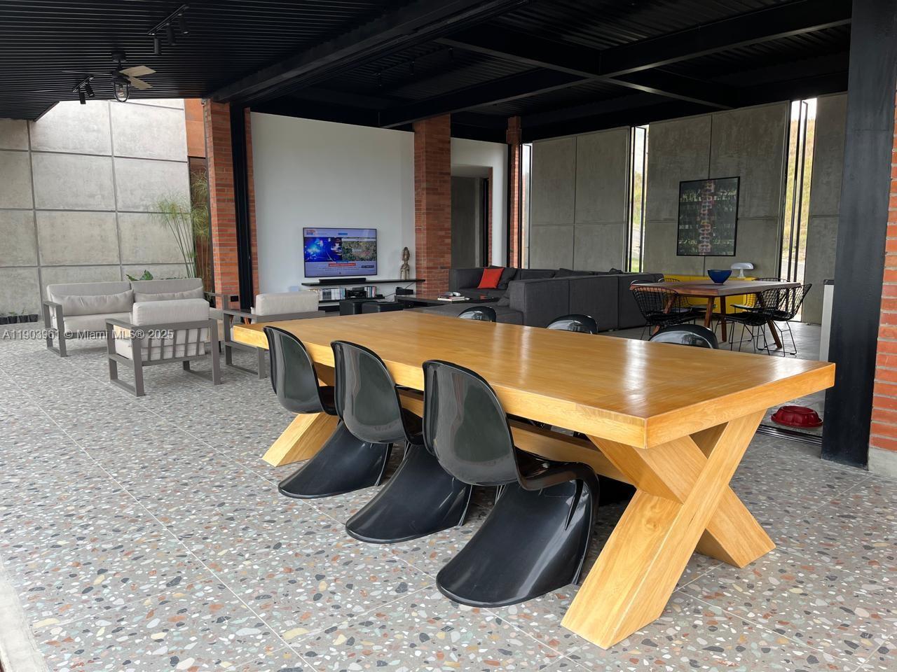 Via Cerritos Pereira