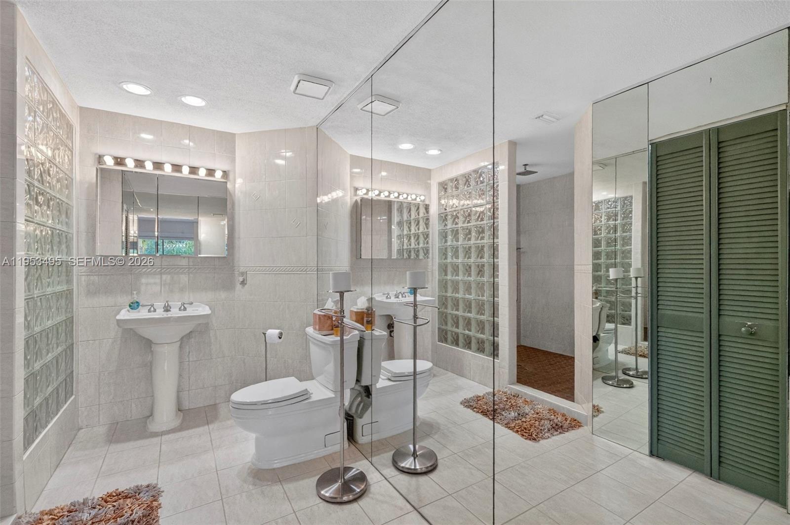 WOODLAND LAKES - Residential