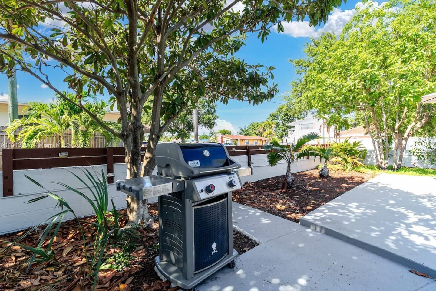 HOLLYWOOD LAWNS - Residential Lease