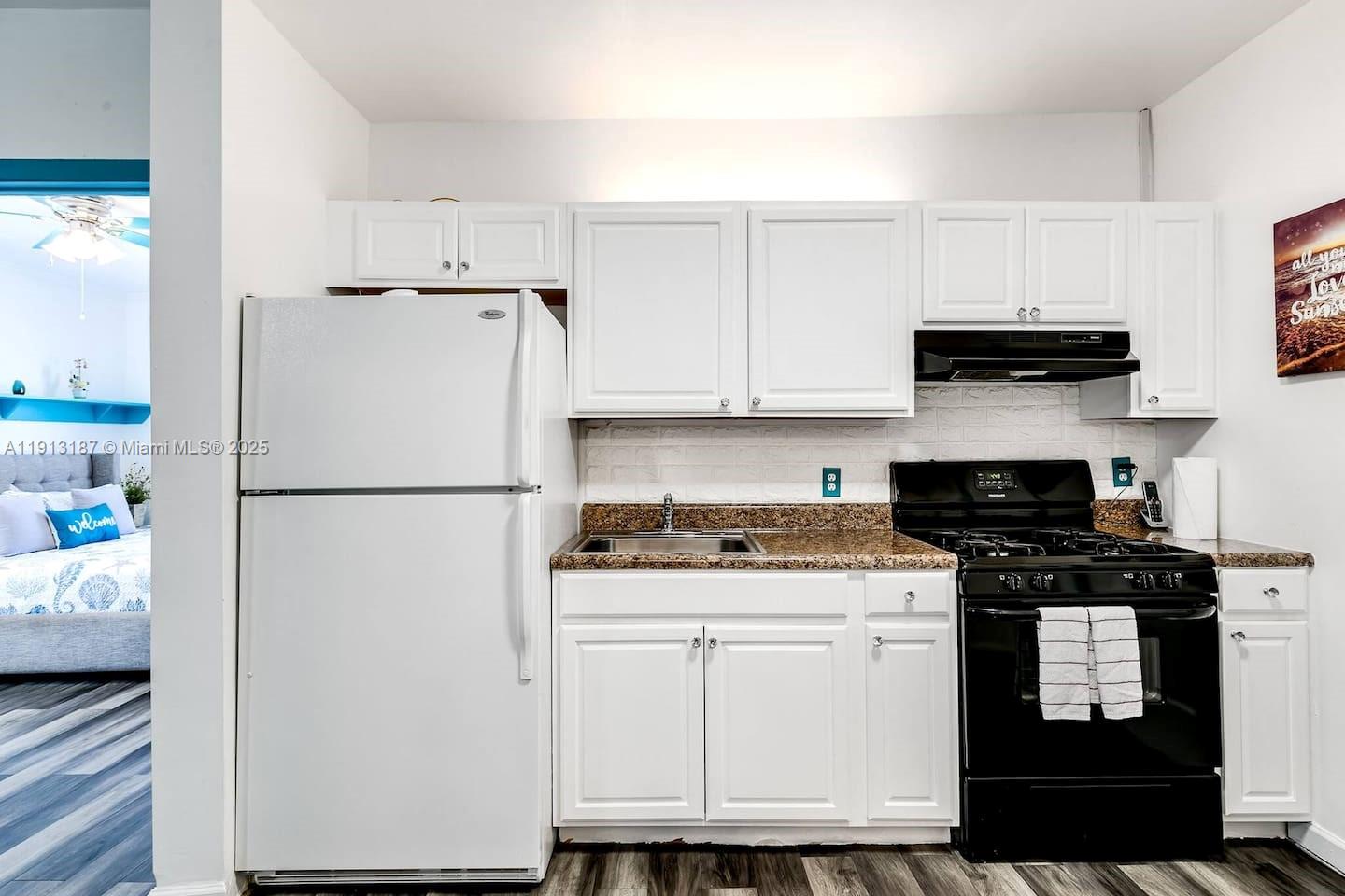 HOLLYWOOD LAWNS - Residential Lease