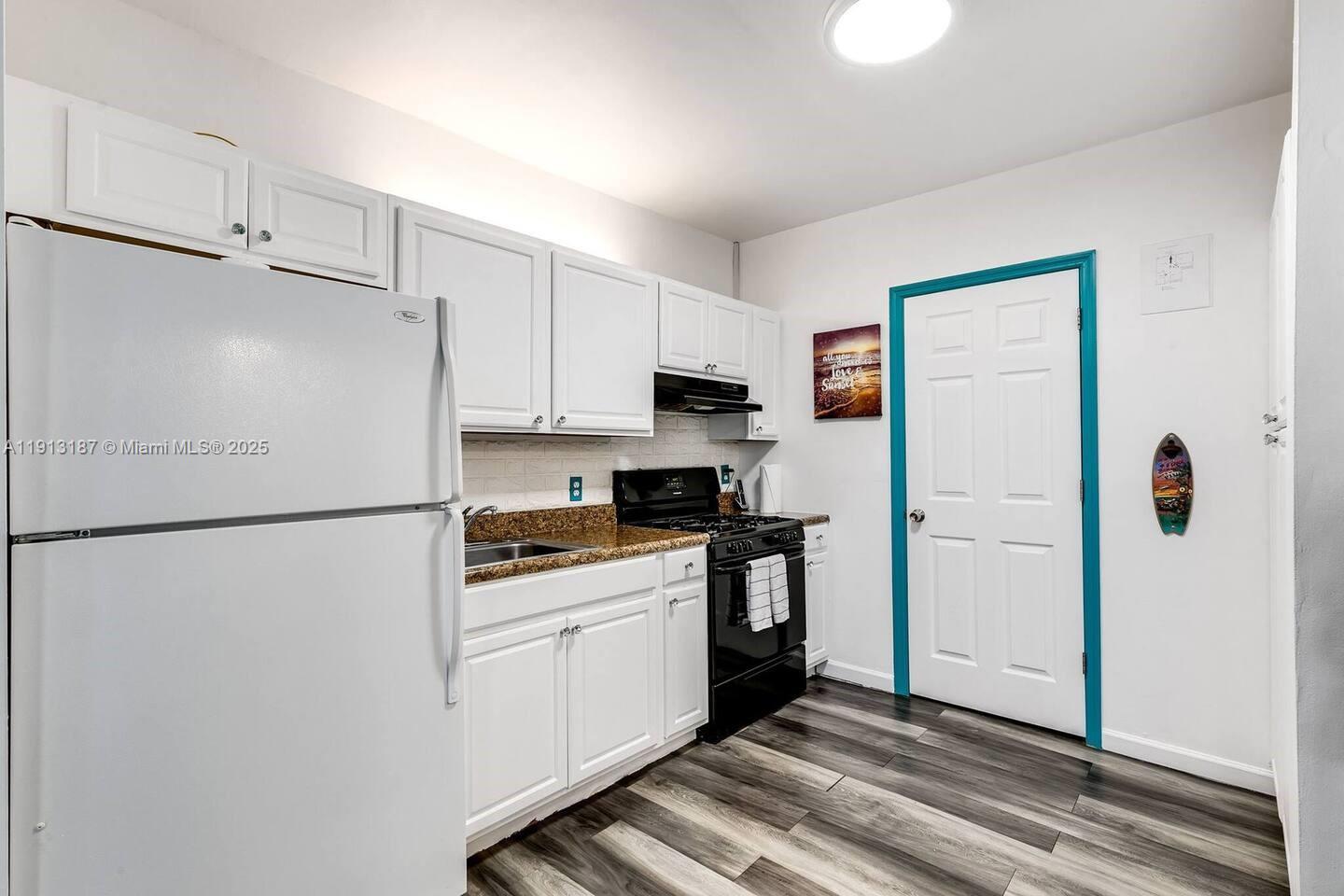 HOLLYWOOD LAWNS - Residential Lease